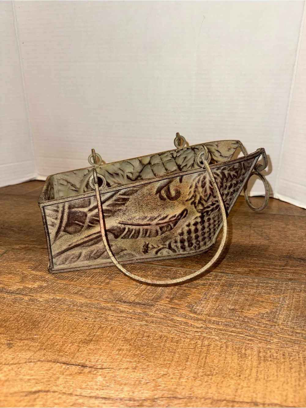 Vintage Decorative Metal Single Wine Bottle Holder Carrier Tabletop Grapes